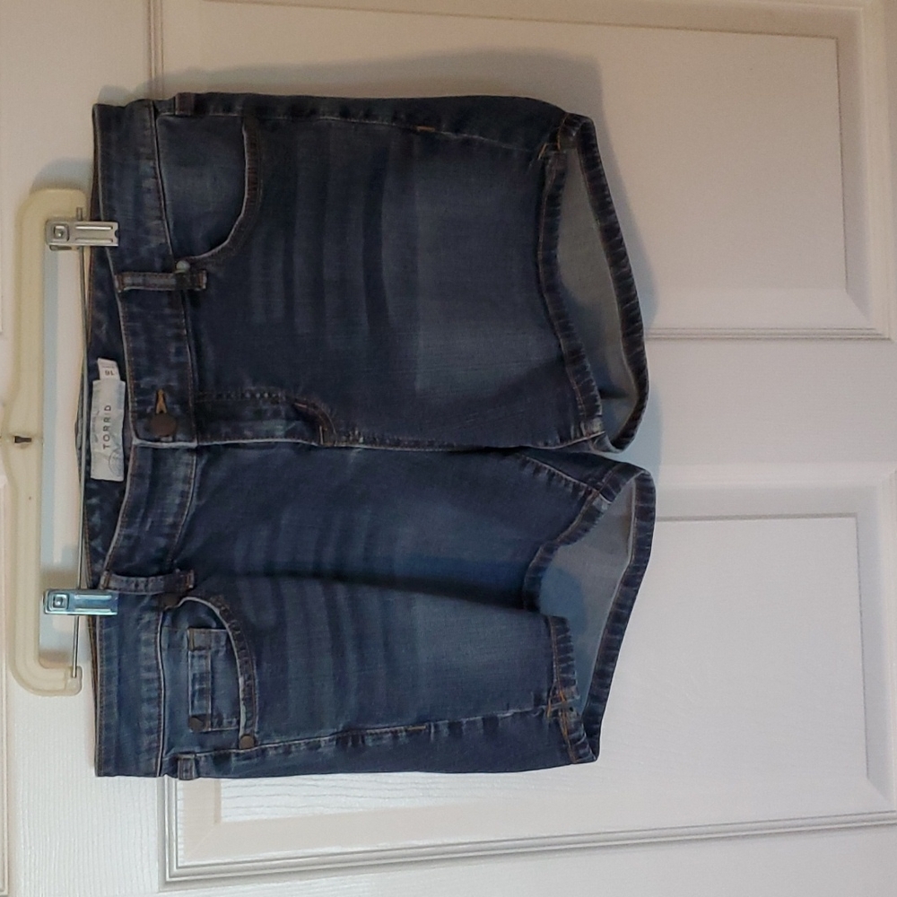 TORRID JEAN SHORT SIZE 16